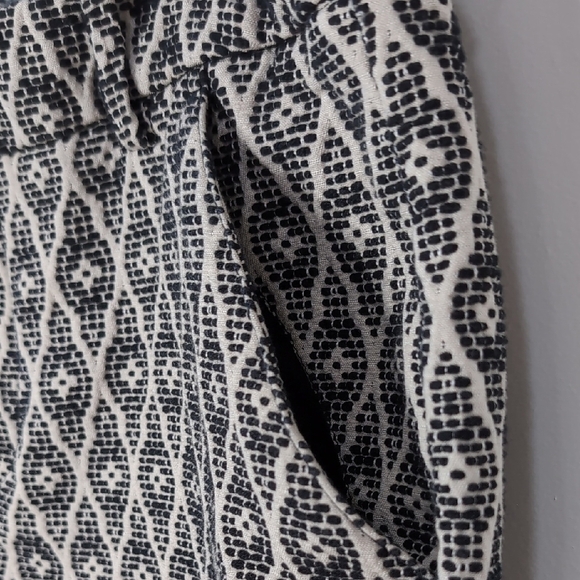 Merona | Black and White Textured Geometric Straight Leg Cropped Pants Size 6 - Picture 4 of 9